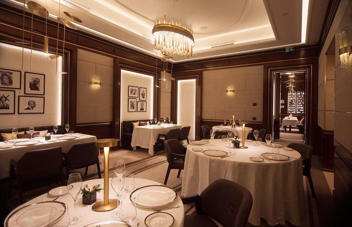 Sala principale di Giannino preparata per il servizio