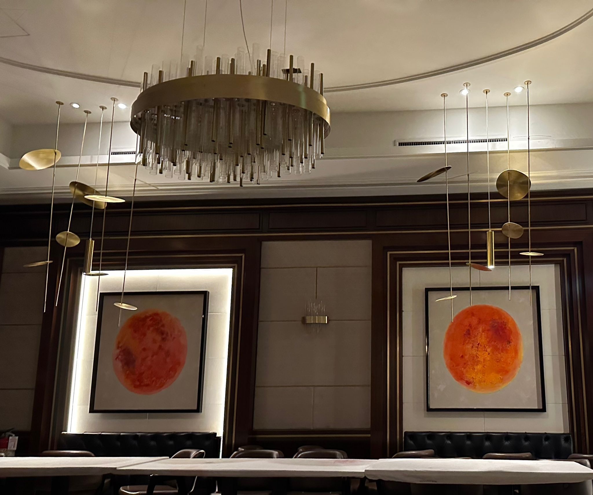 Dettaglio dell'illuminazione e delle opere nelle sale di Giannino